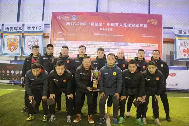 秋风送爽，市民捡拾果实需谨慎